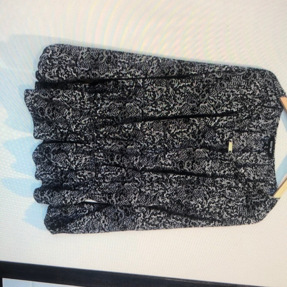 Ellen Tracy black white printed long sleeve key hole blouse